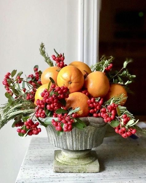 Christmas Oranges Decorations, Christmas Hosting, Christmas Arrangements Centerpieces, Lights For Christmas, Christmas Flower Arrangements, Holiday Arrangement, Christmas Floral Arrangements, Natural Christmas, Christmas Greenery