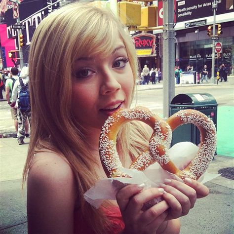 Jeanette McCurdy Jenette Mccurdy Icon, Jennette Mccarthy, Jeanette Mccurdy, Icarly Cast, Jeannette Mccurdy, 2000s Wallpaper, Swag Era, 2000s Icons, Sam & Cat