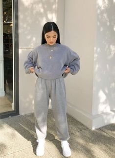 Faye Claire, Outfit Jogging, Mode Zara, Tomboy Style Outfits, Chill Outfits, Autumn Outfits, Trendy Fashion Outfits, Grey Sweatpants, Causual Outfits