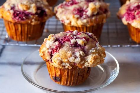 raspberry streusel muffins – smitten kitchen Cranberry Orange Muffins With Streusel Topping, Cranberry Streusel Muffins, Bakery Style Cranberry Orange Muffins, Cranberry Orange Muffins Bakery Style, Coco Recipes, Muffins Cranberry, Raspberry Streusel Muffins, Cranberry Desserts, Cranberry Orange Muffin Recipe