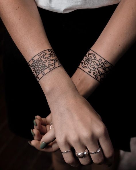 Lace Wrist Cuff Tattoos For Women, Henna Arm Band Tattoo For Women, Bracelet Like Tattoo, Bird Bracelet Tattoo, Wristband Tattoo Women, Wrist Tattoo Meaningful, Tattoos Of People, Arm Bracelet Tattoo, Tattoos Bracelet