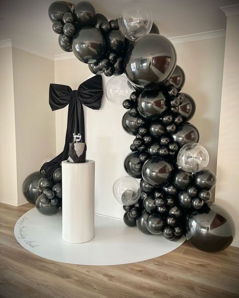 Silver Black Theme Party Decoration, All Black Formal Party Decor, Chanel Themed Party, Black And White Nye Party, Black And White Birthday Theme Decoration, Black And White 16th Birthday, Silver And Black Party Decorations, Black And Silver Birthday Theme, Black And Silver Birthday Decorations