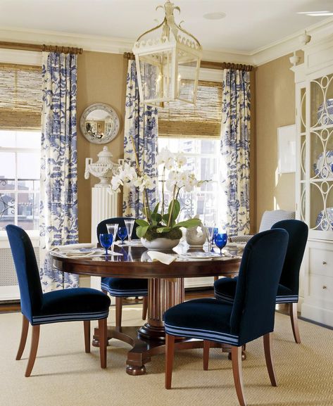 Antique Dining Room Sets, Blue And White Dining Room, Boston Interior Design, Blue And White Living Room, Dining Room Blue, Christmas Dining Room, White Dining Room, Animal Fur, English Setter