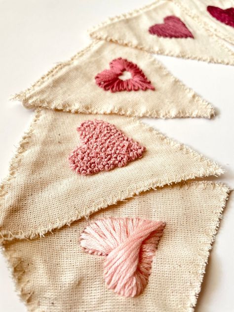 Wedding Embroidery Gifts, Felt Embroidery Projects, Embroidered Pennant, Valentines Embroidery, Vintage Valentines Decorations, Valentines Bricolage, Embroidery Heart, Bohemian Fabric, Valentine Embroidery