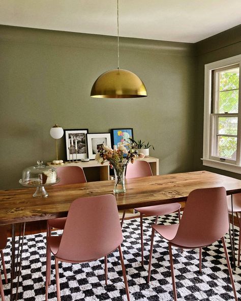 Dining Chair Color Ideas, Colorful Eclectic Dining Room, Cute Dining Chairs, Dining Room Maximalist, Pink And Green Dining Room, Dark Green Dining Room, Pastel Dining Room, Modern Eclectic Dining Room, Colorful Dining Chairs