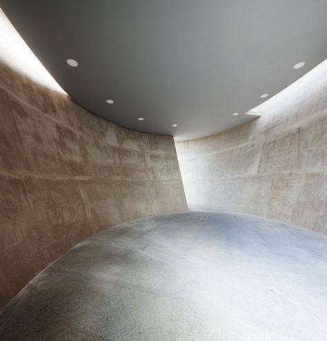 Gallery of Nova Serrana Chapel / Kruchin Arquitetura - 4 Church Of Light, Creative Definition, Modern Church, Concrete Walls, Sacred Architecture, Best Architects, Concrete Structure, Church Architecture, Shop Interiors