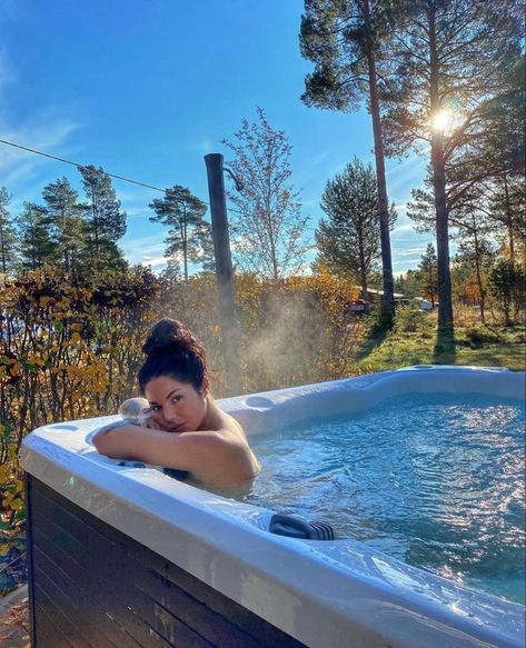 Hot Tub In Winter Photo, Winter Jacuzzi Photo, Colorado Hot Tub Pics, Poses For Hot Tub, Sauna Insta Pics, Picture Inspo Instagram Winter, Mountain Hot Tub Pictures, Cabin Pics Insta, Spa Trip Outfit