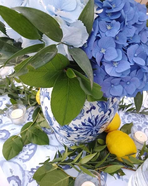 Amalfi Coast wedding tablescape design. Italian wedding styling ideas. Destination wedding in Amalfi Coast, Italy. Villa Magia in Amalfi Coast. #lemonwedding #blueweddingdesign #weddingtablescape #amalficoastwedding Amalfi Coast Colour Palette, Positano Tablescape, Amalfi Inspired Decor, Amalfi Coast Kitchen, Mediterranean Event Decor, Amalfi Coast Inspired Decor, Amalfi Coast Interior Design, Amalfi Coast Wedding Flowers, Medditeranean Wedding Theme