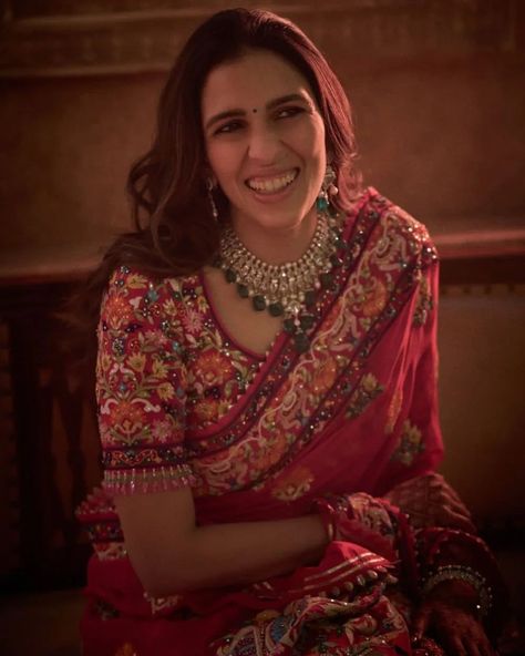 Shloka Mehta picked a gorgeous saree for her 'devrani', Radhika Merchant's 'vidaai' ceremony and it has animal motifs on it from the designer Abu Jani Sandeep Khosla (@abujanisandeepkhosla) #nitaambani #mukeshambani #anantambani #radhikamerchant #shlokaambani #shlokamehta #shlokamehtaambani #akashambani #ishaambani #AnantRadhikaWedding #anjalimerchant #ambani #ambanifamily #wedding #weddingday #wedding #bride #groom Shloka Ambani, Shloka Mehta, Gorgeous Saree, Pakistani Bridal Dress, Mumbai Wedding, Simple Saree Designs, Simple Sarees, Diamond Necklaces, Embroidery Designs Fashion