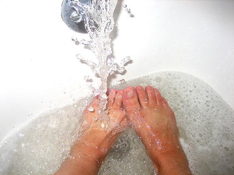 Take breaks from pedicures to keep nails healthy -- and this means clear polish too. No Poo Hair, Foot Soak Recipe, Hand And Foot Care, Mountain Rose Herbs, Natural Beauty Diy, Diy Body Scrub, Foot Soak, Best Beauty Tips, Diy Body