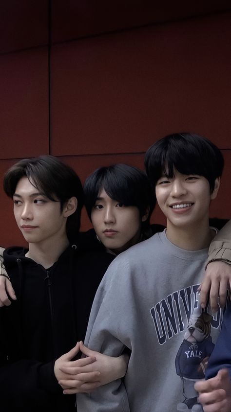 Han Felix And Seungmin, Skz Wallpaper Han Jisung, Seungmin And Han Wallpaper, Han And Felix Wallpaper, Seungmin And Han, Han And Seungmin, Han Seungmin, Seungmin Wallpaper, Han Felix Seungmin