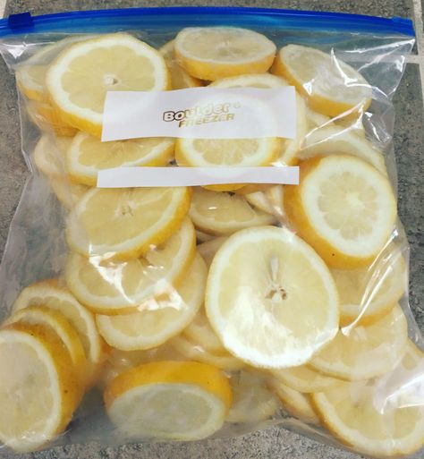 Freezing Food Guide, Freezing Lemons, Freezing Fruit, Freezing Vegetables, Frozen Lemon, Fruit And Vegetable Storage, Lemon Slices, Frozen Veggies, Food Saver