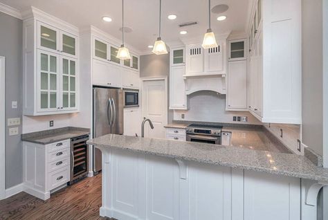 Traditional white cabinet kitchen with peninsula, granite counters and pendant lighting Kitchen Layout With Peninsula, Kitchen Peninsula Ideas, Peninsula Ideas, Peninsula Kitchen Design, Kitchen With Peninsula, Kitchen With White Cabinets, Peninsula Kitchen, Kitchen Peninsula, White Kitchen Island