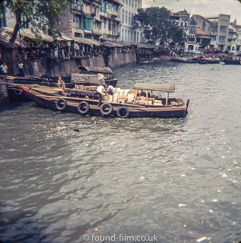 A picture of a traditional boat being loaded in Singapore harbour in the early 1960s. Singapore Chinatown, Singapore River, Singapore Photos, Traditional Boats, Blurry Pictures, River Delta, Water Me, Art Project, The River