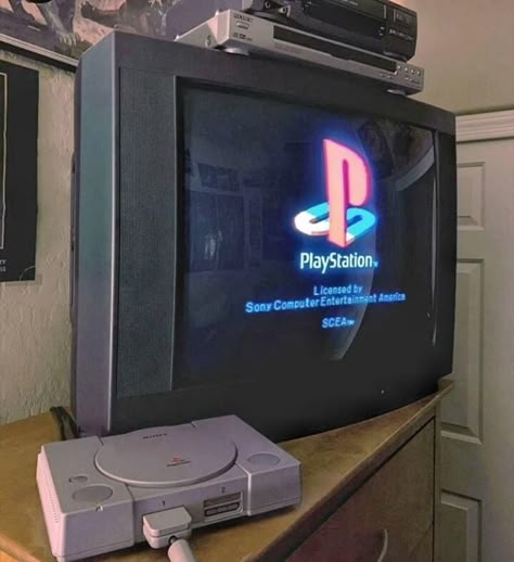 Playstation 1 Aesthetic, Retro Game Aesthetic, Old Playstation, Playstation Aesthetic, 2006 Aesthetic, Ps2 Aesthetic, Ps1 Aesthetic, Old Game Consoles, 2000s Older Brother