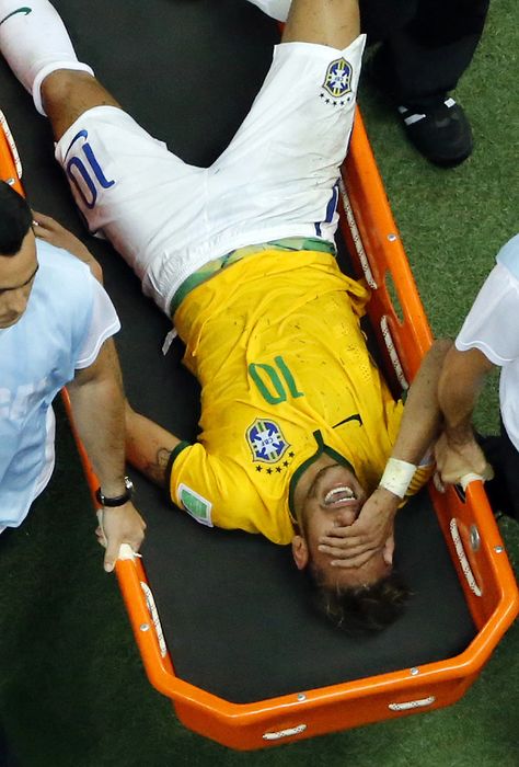 APTOPIX Brazil Soccer WCup Brazil Colombia... Nooooooo why NEYMAR!! Neymar Injury, Neymar Jr 2014, Neymar Vs, Neymar Football, Back Injury, Football Is Life, Soccer Match, Playing Football, World Cup 2014