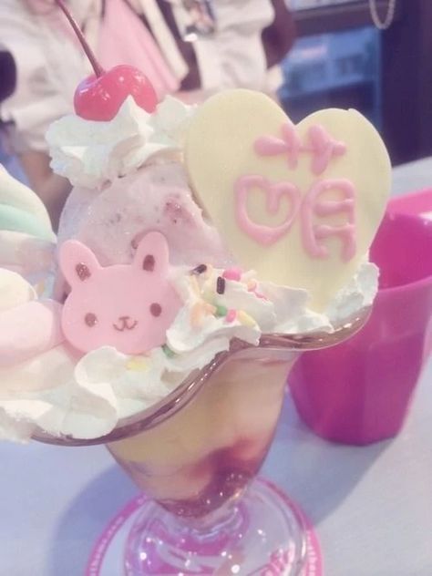 Fruit Parfait, Kawaii Dessert, Cute Snacks, Japanese Sweets, An Ice Cream, Kawaii Food, Kawaii Shop, Cute Desserts, It Goes On