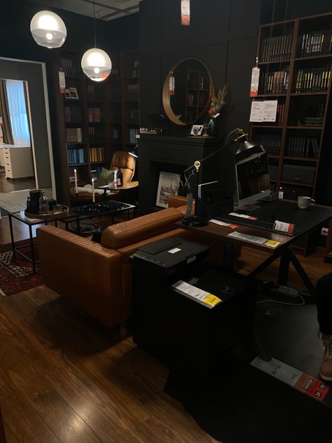 Dark Academia Apartment Aesthetic Living Room, Gaming Setup Dark Academia, Modern Dark Academia Office, Dark Academia Aesthetic Home Office, Dark Academia Office Ideas, Dark Academia Workspace, Dark Academia Interior Design Bedroom, Bedroom Aesthetics Dark, Dark Academia Aesthetic Office