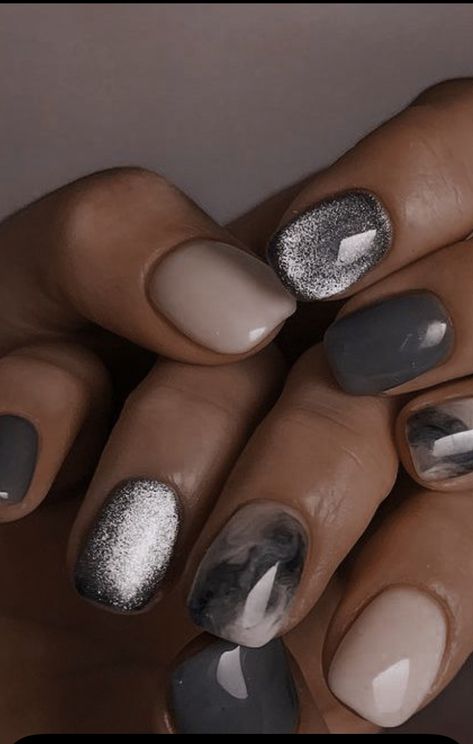 Dark Gray Nail Ideas, Neutral Nails Black, Fall Nails Grey, Nails Gris, Nails Polish Ideas, Grey Nails Design, Grey Manicure, Geode Nail Art, November Nails Designs