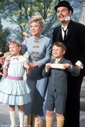 Jane and Michael with Glynis Johns as Mrs. Banks and David Tomlinson as Mr. Banks in "Mary Poppins" (1964) Mary Poppins Musical, Mary Poppins Movie, Glynis Johns, Michael Banks, Mary Poppins 1964, Mary Poppins Costume, Go Fly A Kite, Emma Thompson, Julie Andrews