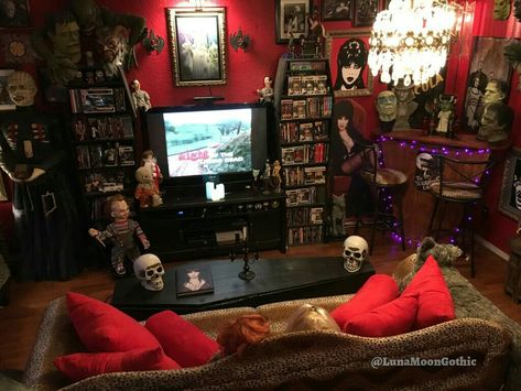 Mall Goth Room Decor, Goth House Aesthetic, Horror Room, Gothic Decor Bedroom, Gothic Room, Halloween Bedroom, Horror Decor, Dark Home Decor, Goth Home Decor