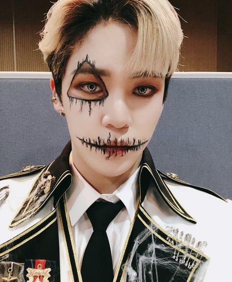 Halloween Parejas, Yun Yun, Ateez Yunho, Jeong Yun-ho, Song Min-gi, Halloween Icons, Fantasias Halloween, Halloween Make Up, Korean Boy