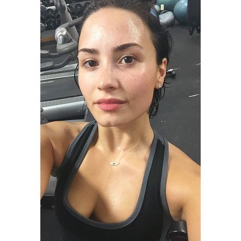 Pin for Later: Celebs Have Already Been Busy Getting Healthy in 2016 Demi was sweating out with a little cardio. Demi Lovato Makeup, Barefaced Beauty, Celebrities Without Makeup, Celebs Without Makeup, Skin Photo, Fit Girl Motivation, Shailene Woodley, Bare Face, Ashley Benson