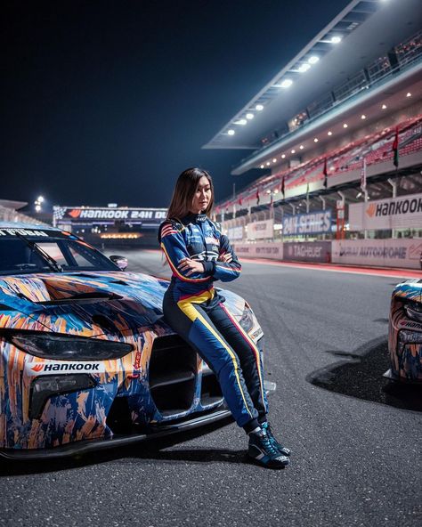 Karting Outfit, Sporty Jacket Outfit, Race Photoshoot, Woman Car Racer Aesthetic, Female Nascar Aesthetic, Racing Lifestyle, Female Racing Driver, Race Car Girls, Female Race Car Driver