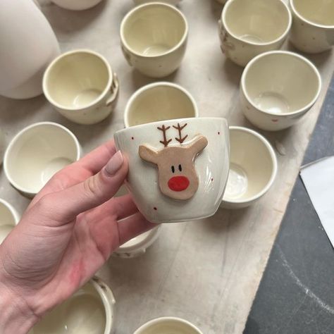 Pottery Ideas Christmas Gifts, Cute Mugs Aesthetic Christmas, Clay Christmas Gift Ideas, Christmas Mug Handmade, Christmas Mugs Ideas, Small Business Christmas Ideas, Clay Mug Ideas Design, Ceramic Christmas Gifts, Ceramics Christmas Ideas