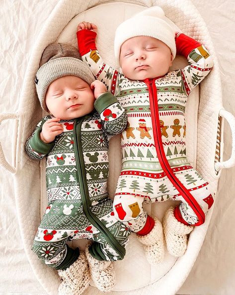 Twin Christmas Pictures, Baby Boy Christmas Pictures, Newborn Family Pictures, Twin Baby Boys, Kids Fever, Baby Christmas Photos, Newborn Photography Boy, Boys Christmas Outfits, Baby Boy Christmas