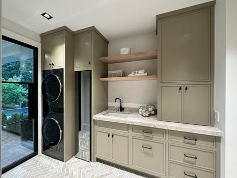 Gianni Developers | The laundry suite! 🧺 designed and built modern yet still warm & inviting, fully equipped with high performance wash tower, dry clean… | Instagram Laundry Tower, Laundry Shoot, Master Closet Design, Mudroom Laundry, Mudroom Ideas, Laundry Mud Room, Doing Laundry, Laundry Room Design, Master Closet