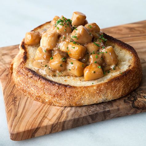 Bruschetta and Crostini Marsala Cream Sauce, Bay Scallops, Creamed Kale, Easy Bruschetta, How To Cook Scallops, Crostini Recipes, Scallop Recipes, Toast Recipes, Quick Cooking