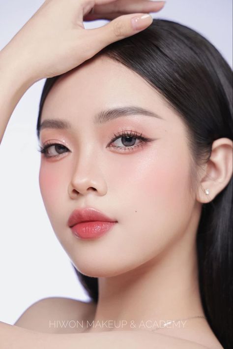 Korean Graduation Makeup, Korean Bride Makeup, Korean Bridal Makeup, Graduation Look Makeup, Bride Makeup Asian, Korean Wedding Makeup, Makeup Ala Korea, Makeup Asia, Asian Wedding Makeup