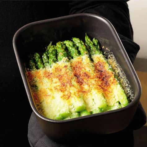 Crusty green asparagus au gratin | Recipes | Kuhn Rikon Gratin Recipes, Cheese Gratin, Garlic Tool, Au Gratin Recipes, Gratin Dish, Oven Dishes, Specialty Knives, Pressure Cookers, Cooking Equipment