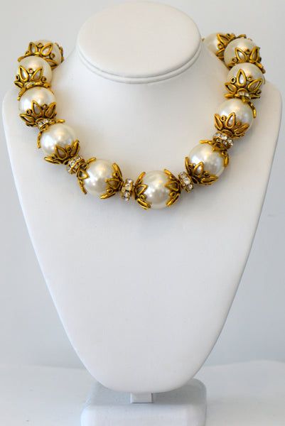 Necklace Layering Ideas Gold, Necklace Layering Ideas, Pearls Mala, Big Pearl Necklace, Layering Ideas, Long Necklace Gold, Pearl Mala, Stylish Gown, Neck Pieces Jewelry