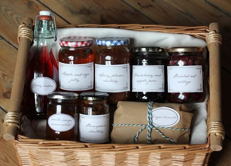 Homemade Christmas hamper, with links to lots of delicious recipes! Christmas Hamper Ideas Homemade, Diy Christmas Hampers, Christmas Food Hampers, Hamper Diy, Hampers Ideas, Xmas Hampers, Easy Homemade Christmas Gifts, Dream Christmas, Hamper Ideas