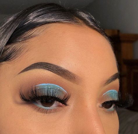 Teal And Brown Makeup Looks, Blue Rave Eye Makeup, Blue Birthday Makeup Looks, Graduation Makeup Ideas Blue, Baddie Makeup Eye Shadow, Torquise Eye Makeup, 15 Makeup Looks Blue, Royal Blue Eyeshadow Looks Prom, Quince Makeup Looks Blue