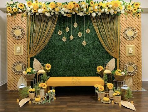 Mehendi Celebration Decoration, Mehendi Background Decoration, Latest Haldi Decoration Ideas, Nalungu Decoration At Home, Decoration For Haldi Ceremony At Home, Mehendi Backdrop Decor At Home, Mehendi Backdrop Decor, Mehndi Decoration Ideas At Home Mehendi, Haldi And Mehendi Decoration