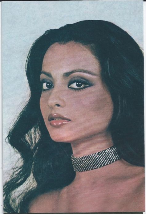 retrospective Rekha Actress, Bollywood Makeup, Retro Bollywood, 90s Bollywood, Vintage Bollywood, Indian Aesthetic, Brown Girl, Bollywood Actors, Vintage Beauty