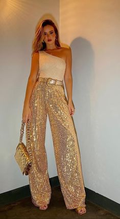 Sequins Pants Outfit, Gold Sequin Pants, Party Make-up, Cocktail Party Outfit, Sparkle Outfit, Party Outfits Night, Fiesta Outfit, Nye Outfits, Cocktail Outfit