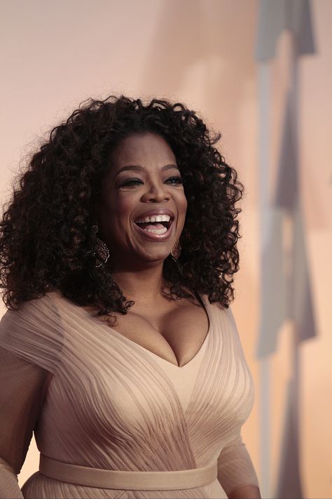 Oprah Winfrey Becomes The First Black Woman To Receive Cecil B. DeMille Award Oprah Winfrey Aesthetic, Shag Haircut Medium, Curly Shag Haircut Medium, Salem Witches, Shoulder Length Curly Hair, Medium Length Curly Hair, African American Wigs, Personal Color, Hairstyles For Women Over 50