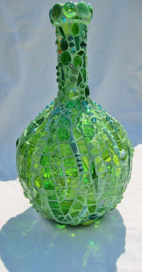 Mosaic Glass Vase, Ideas For Glass Bottles, Glass On Glass Mosaic, Mosaic Glass Art, Mosaic Bottles, Mosaic Pots, Mosaic Vase, Green Mosaic, Mosaic Art Projects