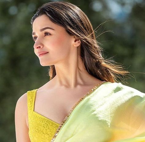 Tum Kya Mile Alia Bhatt, Tum Kya Mile, Alia Bhatt Saree, Green Blouse Designs, Fashionable Saree Blouse Designs, Simple Makeup Looks, Green Prom Dress, Alia Bhatt, Saree Look