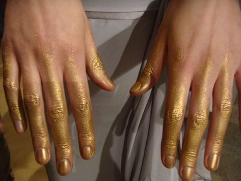 Gold Hands Aesthetic, Gold Markings On Skin, Gilded Painting, Paint On Hands, Gold Tears, Paint Hands, Sports Person, Golden Hands, Gold Veins