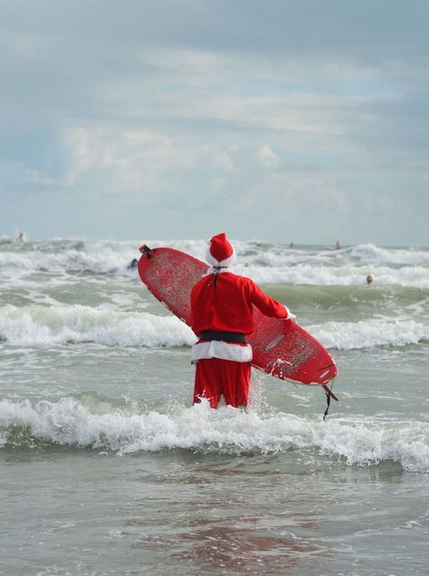 Surfing Santas in Cocoa Beach, Florida - Where the Crowd Might be More Colorful Than Santa Himself! - Beaches Bars and Bungalows December Greetings, Beach Santa Photos, Tropical Santa Claus, Summer Xmas, Florida Santa Claus, Santa At The Beach, Christmas On The Beach, Hotel Laguna, Tropical Santa Claus At The Beach