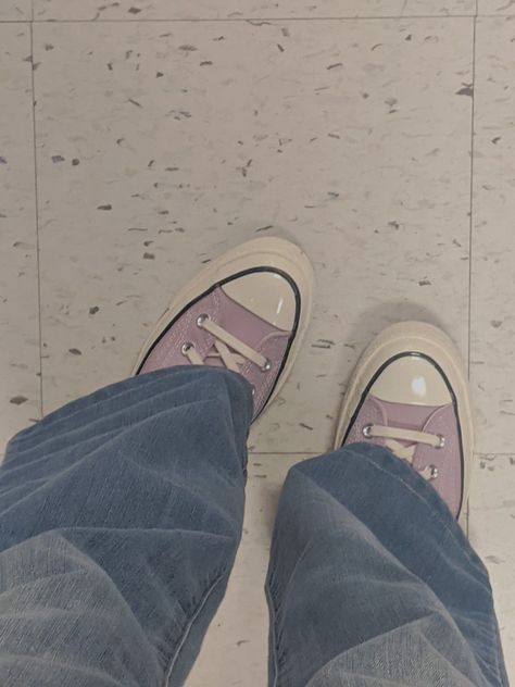 Purple Converse Outfit, Lilac Converse, Purple Converse, Fruit Cups, Outfits With Converse, Insta Inspo, Flared Jeans, Spring Outfit, Flare Jeans