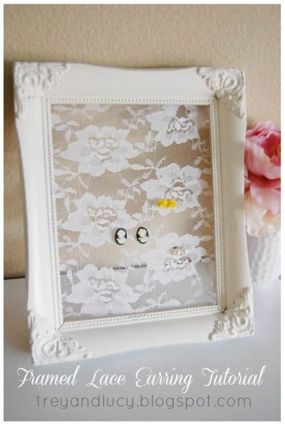 Diy Earring Holder, Earring Frame, Diy Jewelry Holder, Old Picture Frames, Dekor Diy, Earring Storage, Lace Earrings, Earring Holder, Cool Ideas