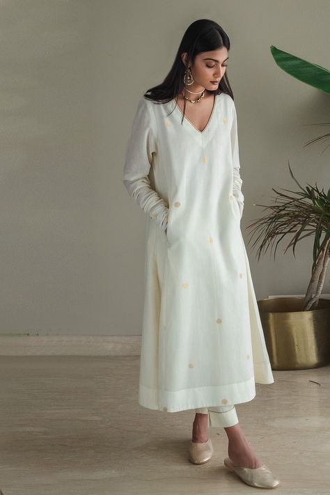 Ivory Kurta Women, Full Sleeve Kurta Set, Linen Kurta Pant, V Neck Full Sleeve Kurti, Office Outfits Women Kurti, Kurta Variation, Jamdani Suit Design, Full Sleeves Kurta Designs Women, Indian Churidar Designs