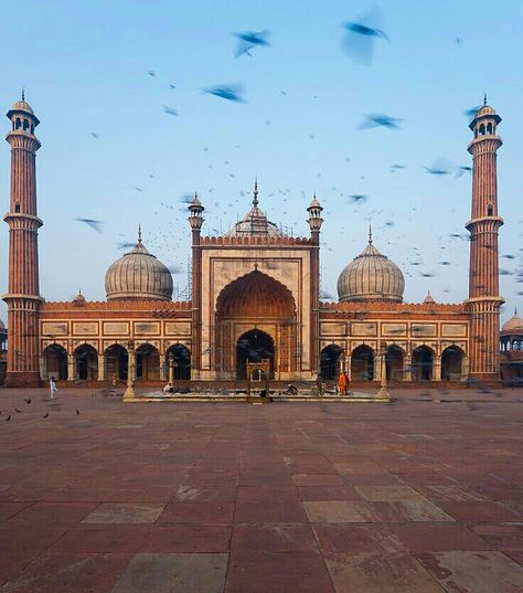 Jama Masjid in Delhi, India, established in 1656 is the largest mosque in India with a courtyard capable of holding 25K worshippers Jama Masjid Delhi, Delhi City, Jama Masjid, Shivaji Maharaj, Art Basics, Color Drawing, Religious Architecture, Beautiful Mosques, Photoshoot Idea