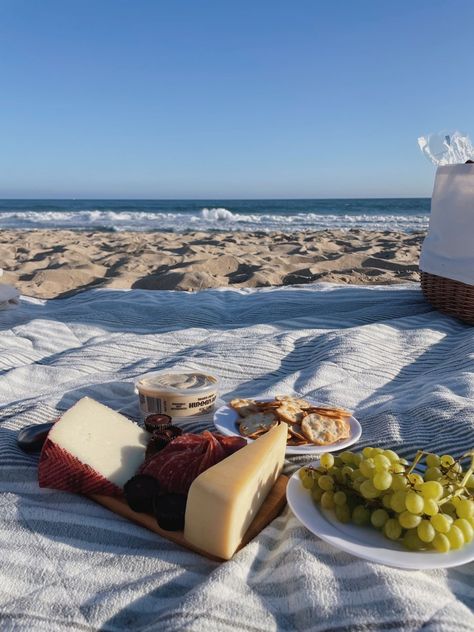 European Picnic, Charcuterie Board Beach, Beach 2024, Nantucket Summer, 2024 Manifestation, Vintage European, European Vintage, Beach Picnic, Nantucket